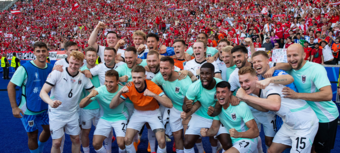 Team von Österreich jubelt mit den Fans über den Sieg und Einzug in das Achtelfinale als Gruppensieger